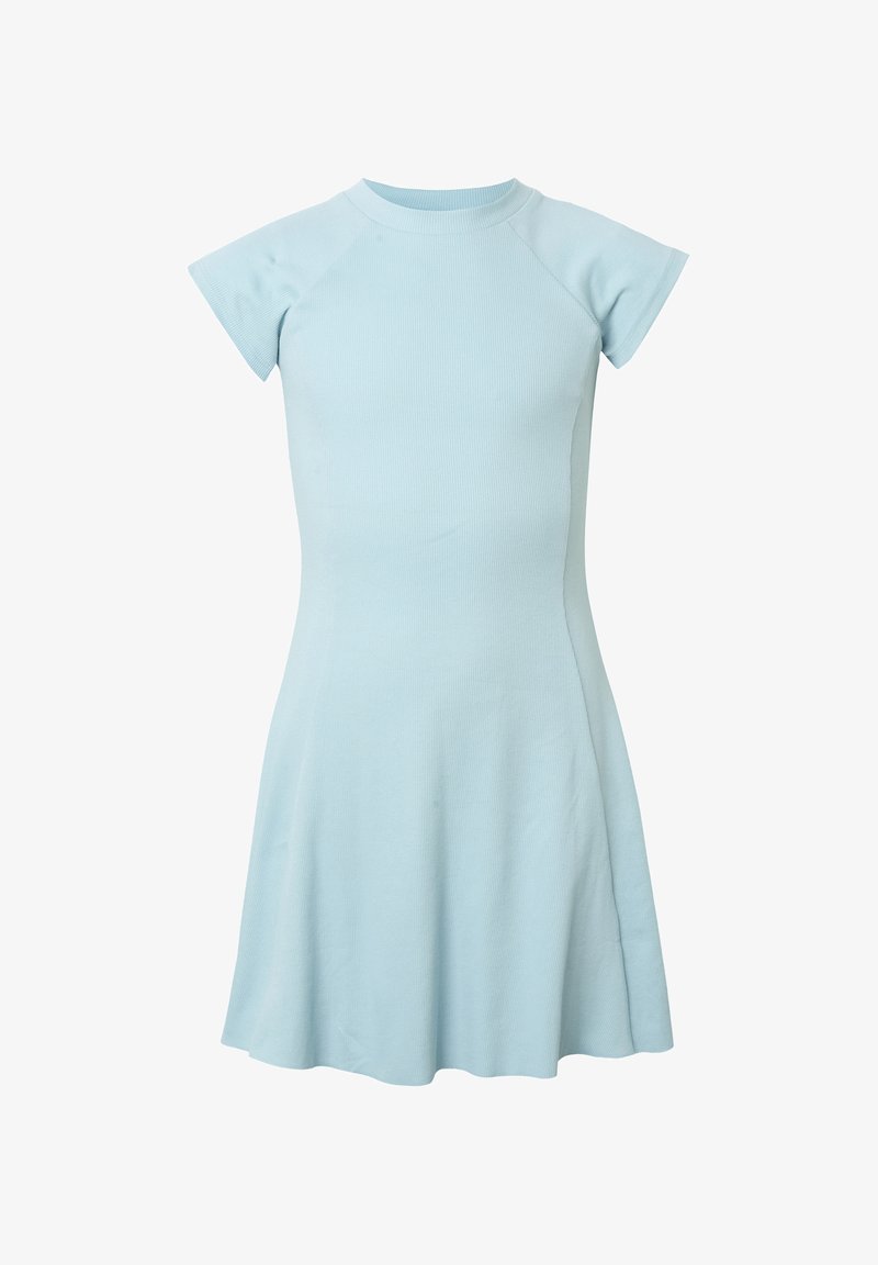 Robe tricotée bleu clair à manches courtes avec un corsage ajusté et une jupe évasée, avec un col rond et une légère texture côtelée.