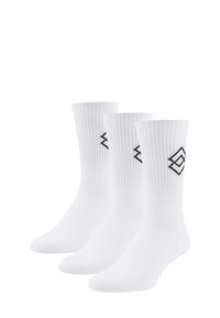 Drei Paar weiße Baumwollsocken mit gerippten Bündchen und einem schwarzen geometrischen Logo an der Seite. Glatte Textur, normale Crew-Länge.