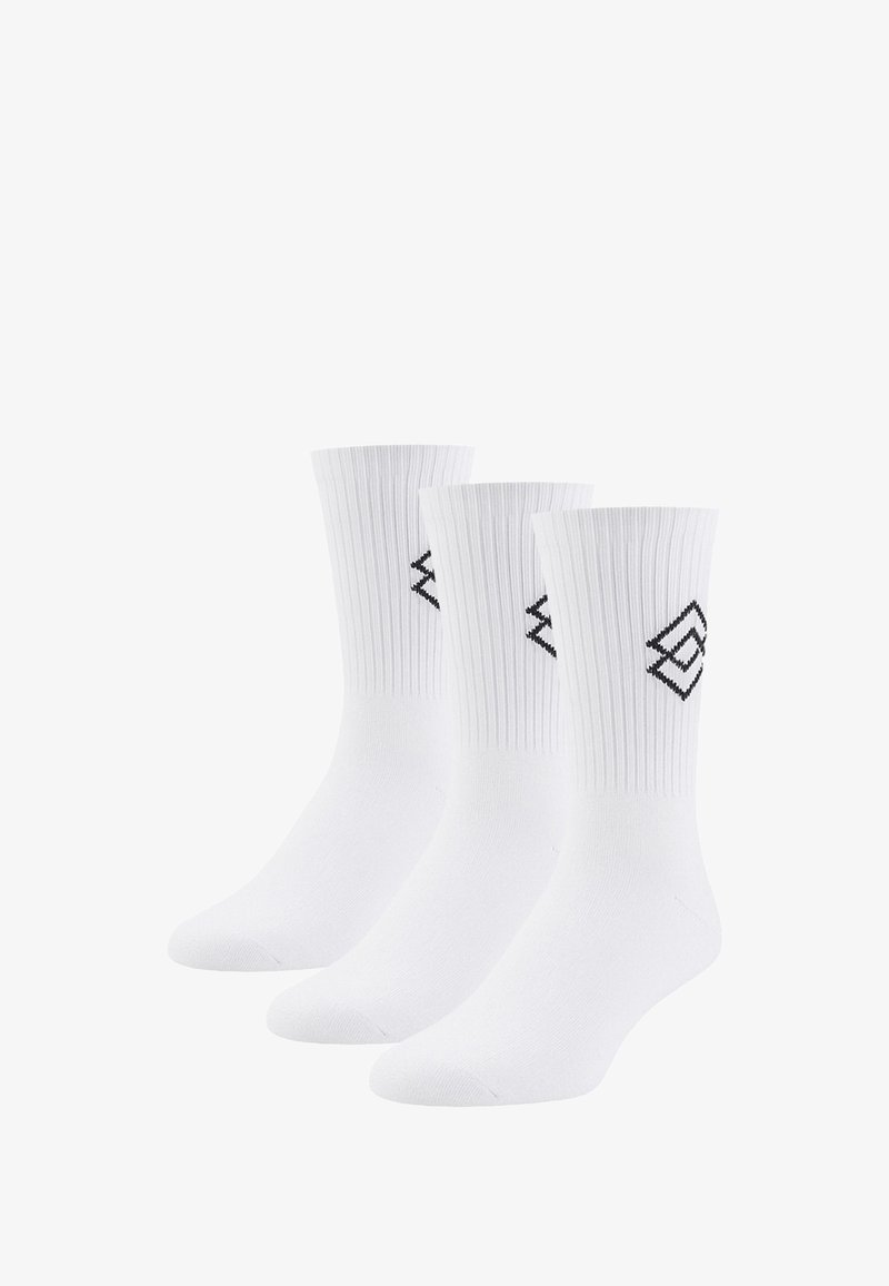 Trois paires de chaussettes en coton blanc avec des poignets côtelés et un logo géométrique noir sur le côté. Texture lisse, longueur classique.