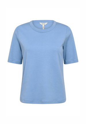 Šviesiai mėlyna trumpomis rankovėmis marškinėliai su apvaliu kaklu, pagaminti iš minkštos medvilnės audinio. Turi tiesią kirpimą ir be matomų raštų ar akcentų.