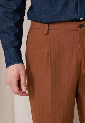 Next, REGULAR TAPERED FIT - PREMIUM HERRINGBONE WITH ELASTICATED WAIST - Chino - rust brown