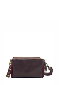 Sac en cuir marron avec un accent texturé rouge, de forme rectangulaire, fermeture éclair sur le dessus, sangle réglable et détails en métal.