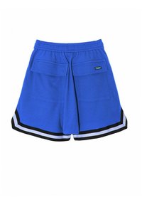 Pantalones cortos deportivos azules con una tela texturizada, cinturilla ajustable, dos bolsillos traseros y acentos de rayas en blanco y negro en los laterales.