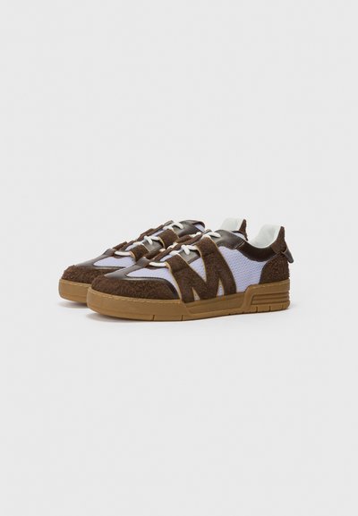 Adidași din suede maro și plasă, cu un design bleu deschis, accente albe și o talpă din cauciuc cu un logo distinctiv.