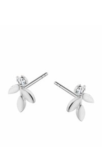 Srebrne kolczyki w kształcie liścia, z trzema gładkimi, zakrzywionymi kształtami liści i centralnym akcentem w postaci przezroczystego kryształu.