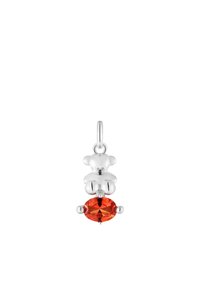 Encanto en forma de oso de plata con una gema ovalada naranja colgante. Textura suave, acabado pulido y detalles redondeados en el cuerpo del oso.