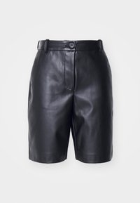 Mustat nahkashortsit, joissa sileä pinta, edessä nappikiinnitys, vyölenkit ja sivutaskut. Räätälöity istuvuus ja klassinen muotoilu.