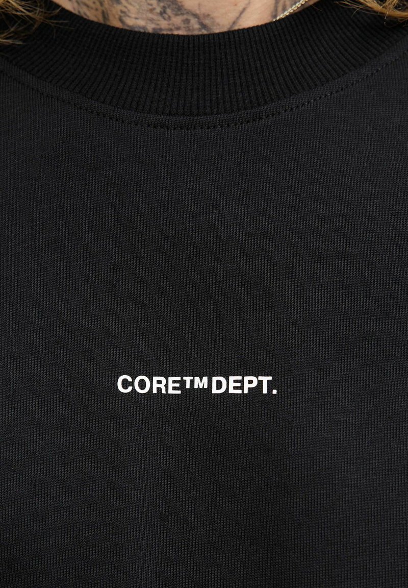 Crna dukserica s rebrastim izrezom, s "CORE™ DEPT." logom u bijelom tekstu sprijeda. Izrađena od teksturiranog materijala.