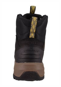 Schwarzer Wanderschuh mit strukturiertem Obermaterial, gelbem Akzent an der Ferse und brauner Gummisohle. Verfügt über ein Logo und eine Schlaufe zum einfachen An- und Ausziehen.