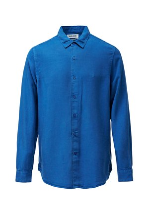 Camisa de manga larga azul hecha de tela suave, con cuello de botón, botones en el frente y un sutil bordado del logo en el pecho.