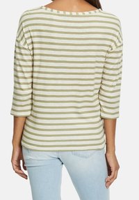 Randig topp i ljusgrön och krämfärgad, med båturringning och 3/4-långa ärmar, tillverkad av mjukt, lätt tyg med en avslappnad passform.