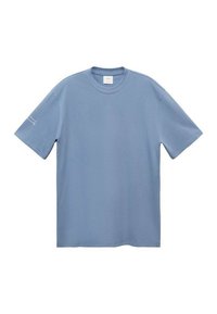 Jasnoniebieski bawełniany t-shirt z krótkim rękawem, okrągłym dekoltem i małym logo umieszczonym na lewym rękawie. Gładka tekstura, luźny krój.