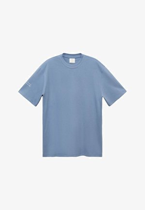 Svetlomodré bavlnené tričko s krátkymi rukávmi, okrúhlym výstrihom a malým logom na ľavom rukáve. Hladká textúra, voľný strih.