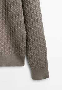 Maglione grigio a maglia con un motivo a treccia testurizzato, polsini e orlo a coste. Tessuto morbido e confortevole con una vestibilità leggermente ampia.