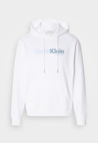 Biała bluza z kapturem wykonana z miękkiego materiału, z przednią kieszenią, sznurkiem do regulacji oraz jasnoniebieskim logo "Calvin Klein New York".