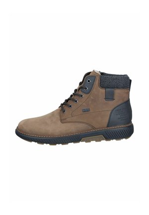 Bottines en cuir marron avec un col en textile gris, accents noirs, couture proéminente et semelle en caoutchouc texturée. Présente un design à lacets.