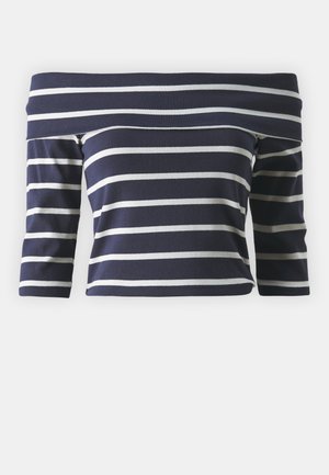 Sinise ja valgete triipudega õlgadelt avatud pluus, valmistatud pehmest kangast, millel on kolmveerandvarrukad ja istuv disain.