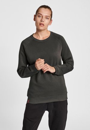 Mørkegrøn sweatshirt med rund hals og raglanærmer, der har en blød tekstur og et lille logotag i kanten.