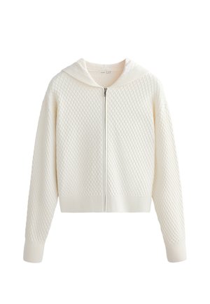 Cremefarbener, gesteppter Strick-Kapuzenpullover mit Reißverschluss, langen Ärmeln und gerippten Bündchen, auf weißem Hintergrund präsentiert.