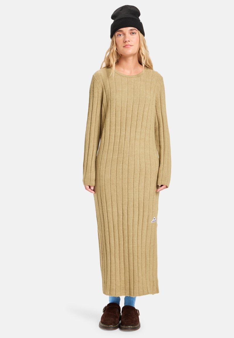 Beiges, gestricktes langes Kleid mit vertikaler Rippstruktur. Verfügt über lange Ärmel und ein kleines Logo-Patch auf der unteren linken Seite.