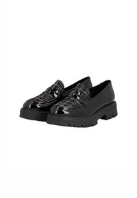 Mocassins noirs avec une tige en tissu texturé, des accents en cuir verni brillant et une semelle épaisse en caoutchouc avec un design cranté pour une meilleure adhérence.