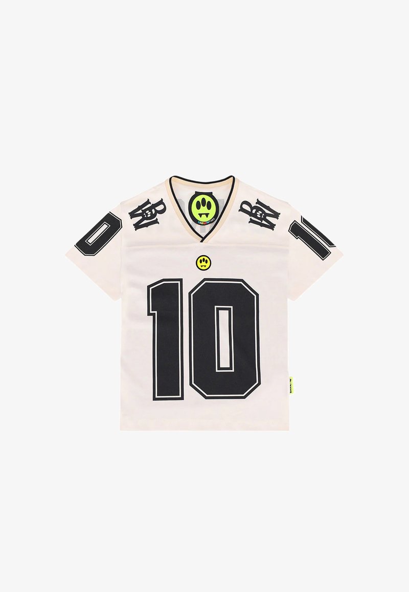 Biała koszulka z krótkim rękawem, z czarnymi akcentami, duża cyfra "10" z przodu, czarne grafiki na ramionach oraz okrągłe żółte logo przy dekolcie.