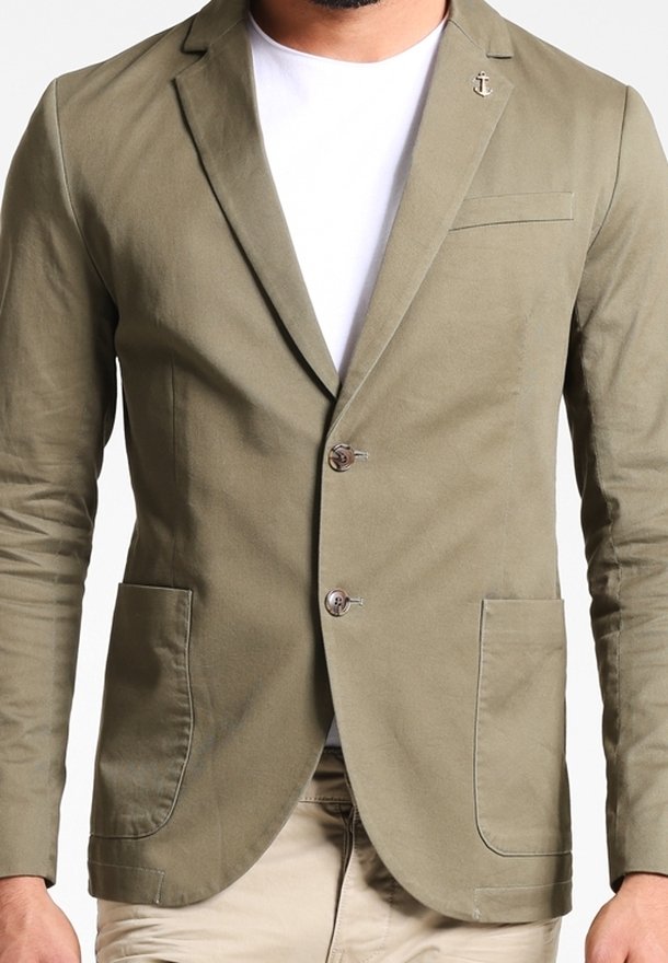 Marynarka w kolorze oliwkowej zieleni wykonana z lekkiego materiału, wyposażona w dwie przednie kieszenie, wycięte klapy oraz jedno zapięcie na guzik. Mały detal w postaci emblematu kotwicy.