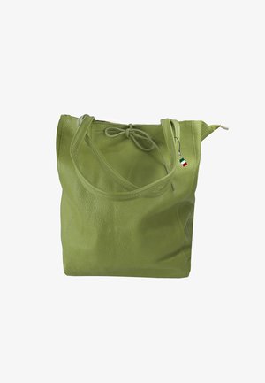 Sac cabas en cuir vert avec double anses et un petit charme en forme de drapeau italien attaché près de la fermeture éclair.
