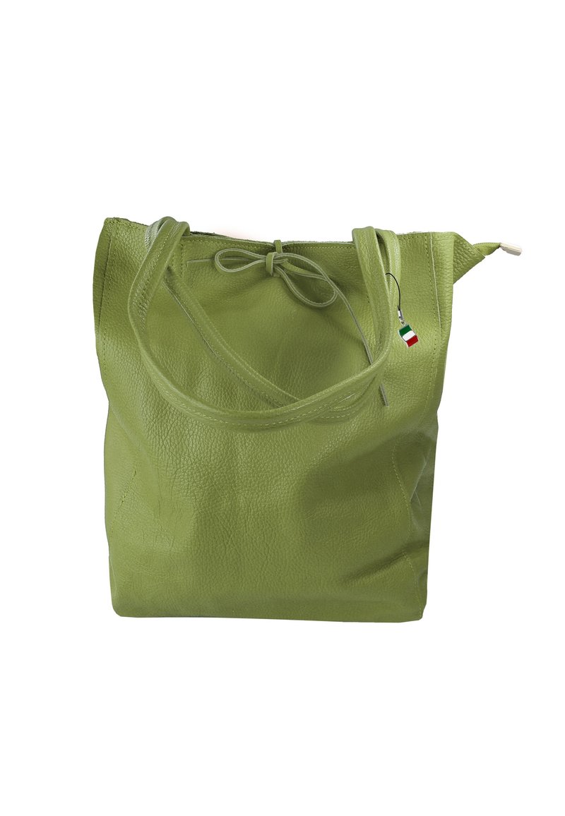 Groene leren tote bag met dubbele handvatten en een klein Italiaans vlaggetje charm dat is bevestigd nabij de ritssluiting.