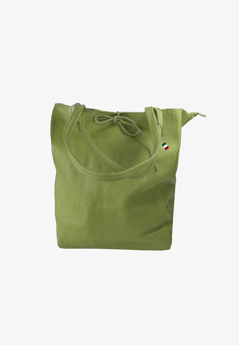 Groene leren tote bag met dubbele handvatten en een klein Italiaans vlaggetje charm dat is bevestigd nabij de ritssluiting.