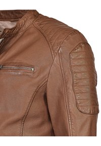 Braune Lederjacke mit gesteppter Schulterpartie, schrägem Reißverschlussfach auf der Brust, glatter Oberfläche und taillierter Passform.