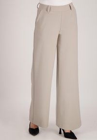 Beige wijduitlopende broek gemaakt van een gladde stof, met een tailleband op middelhoogte, zijzakken en een strakke, op maat gemaakte snit.