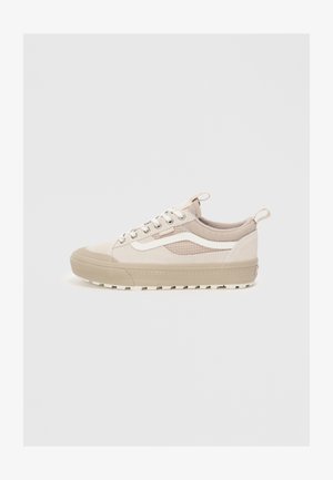 Sneakers beige stringati con tomaia in suede e mesh, suola in gomma, punta arrotondata e cuciture a contrasto. Presentano una linguetta sul tallone.