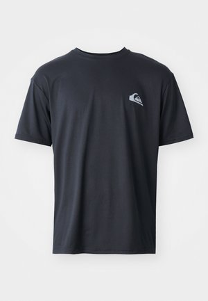 T-shirt noir à manches courtes en tissu lisse, avec un petit logo blanc sur la zone gauche de la poitrine. Coupe régulière avec un col rond.