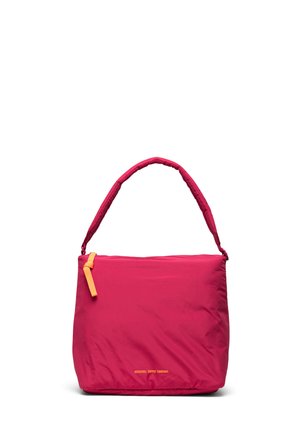 Sac à main rose vif avec poignée rembourrée et tirette de fermeture éclair orange, étiqueté Herschel Supply Company en bas au centre.