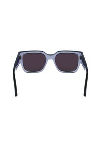 Kwadratowe okulary przeciwsłoneczne z przezroczystą, jasnoniebieską oprawą i ciemnymi soczewkami. Czarne zauszniki o błyszczącej powierzchni. Minimalistyczny design.