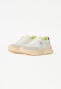 Fehér sneaker, hálós és velúr anyagból, zöld és rózsaszín díszítéssel, texturált bézs talppal és lekerekített orral.
