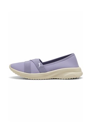 Lyse lilla slip-on sportssko med beige sål, elastisk rem over overdelen og et lille hvidt Puma-logo på siden.