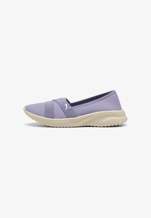 Lyse lilla slip-on sportssko med beige sål, elastisk rem over overdelen og et lille hvidt Puma-logo på siden.