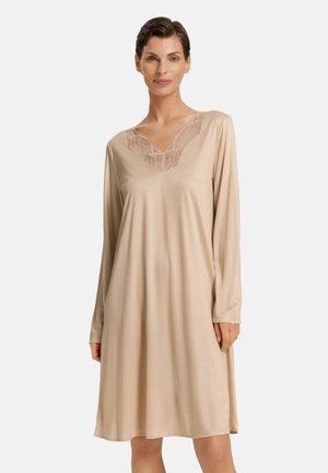 Beige nachtjapon met lange mouwen van zacht materiaal, voorzien van een V-hals met delicate kantdetails rond de halslijn. Gladde textuur, knie-lengte.