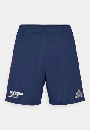 Marineblaue Shorts mit roten Akzenten, die ein Logo am linken Bein und ein graues Adidas-Emblem am unteren rechten Bein aufweisen, hergestellt aus leichtem Material.
