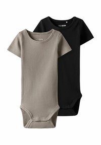 Set med två kortärmade bodysuits i ribbad tyg. En i mörkgrå, en i svart. Med rundad halsringning och tryckknappar i botten.