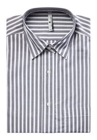 Grå og hvid stribet skjorte med knap-ned krave, enkelt brystlomme og vævet tekstur. Har et standard fit design.