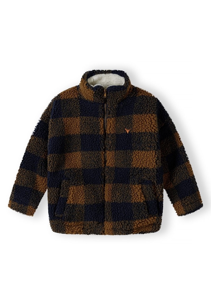 Chaqueta de forro polar con cuello alto, que presenta un patrón de cuadros en azul oscuro y marrón, y dos bolsillos delanteros. Cierre de cremallera.