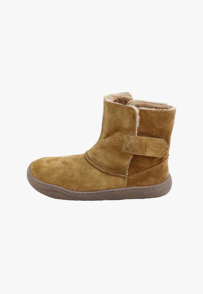 Botín de ante marrón con un suave forro de piel, con cierre de tira adhesiva y suela de goma. Textura lisa y puntera redondeada.