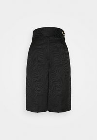Shorts noirs présentant un motif zébré texturé, une taille haute et une fermeture à pression latérale. Le tissu semble léger et lisse.