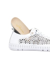 Yokono Baskets basses - blanco