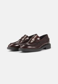 Bordeaux lederen loafers met een ronde neus, decoratieve stiksels en een lage zwarte rubberen hak. Strakke, gepolijste afwerking en stevige constructie.