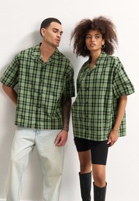 YOURTURN OVERSIZE UNISEX - Blusa com botões - green/black
