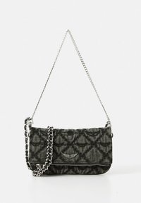 Zwarte gewatteerde handtas van denim, met een zilveren kettingriem, ritssluiting en een metalen logo met vleugels aan de voorkant.